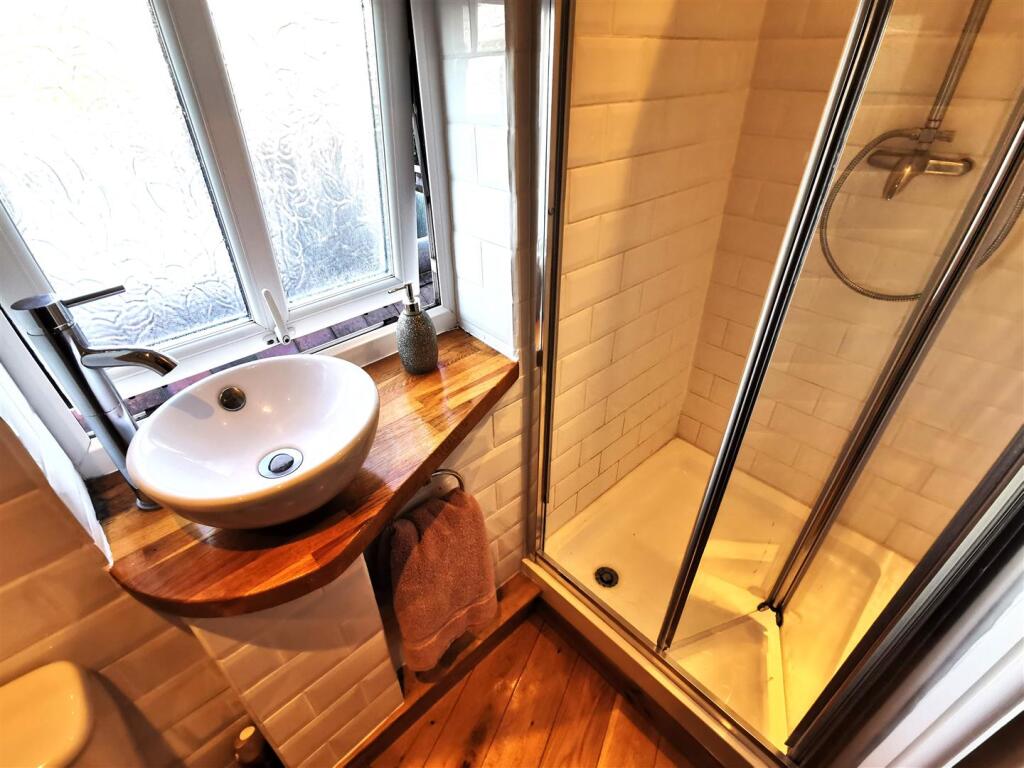 main bedroom ensuite 2.jpg