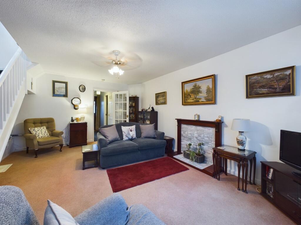 Lounge/Dining Area