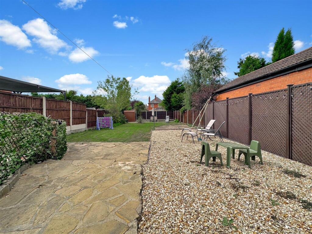Generous Private Garden 512