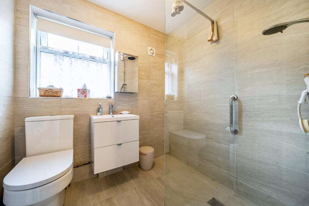 SHOWER ROOM.jpg