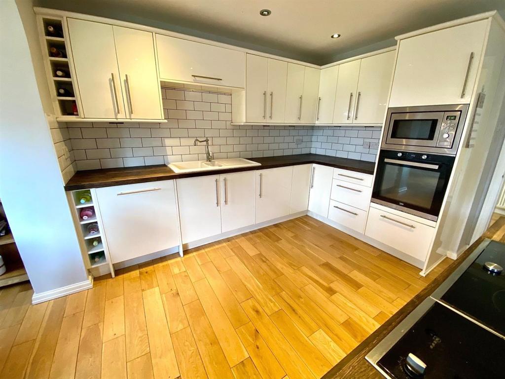 woodward court 14 kitchen 3.jpg