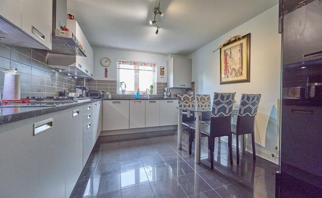 FITTED DINING KITCHEN TO REAR