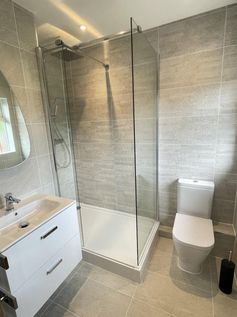 12 Roundhill Close, Exeter - en-suite