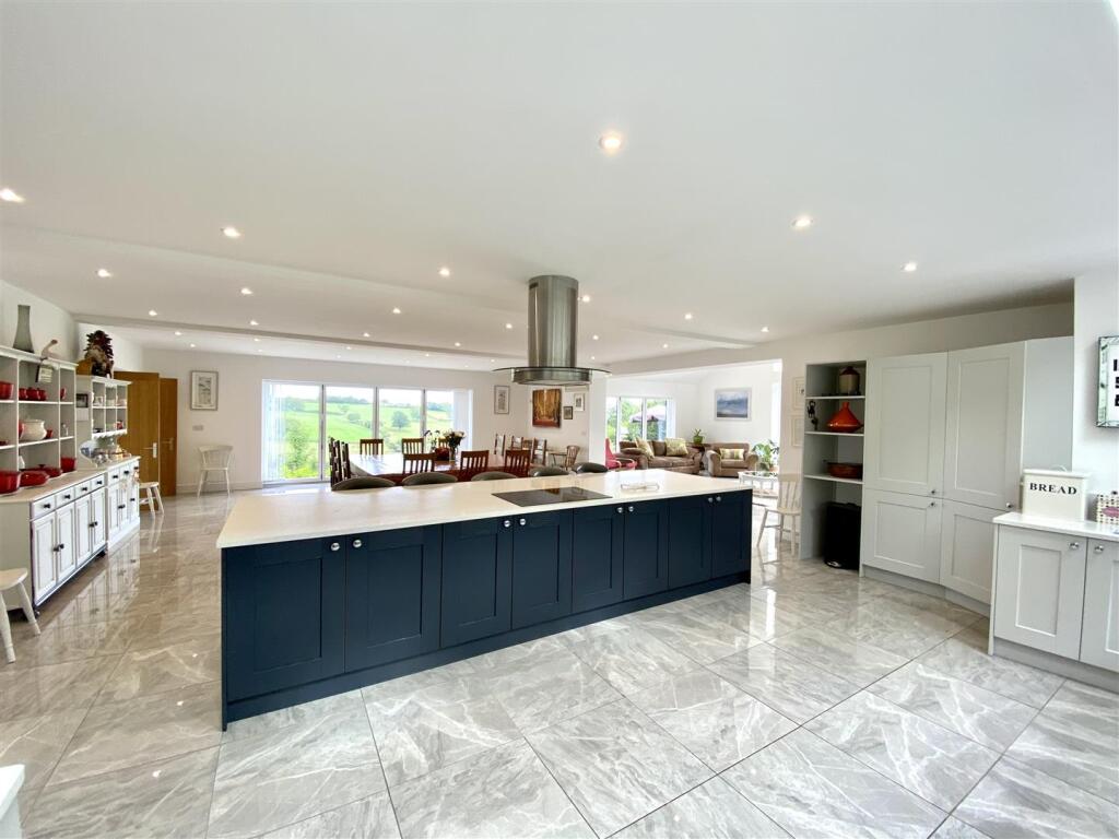 KICTHEN/DINING ROOM