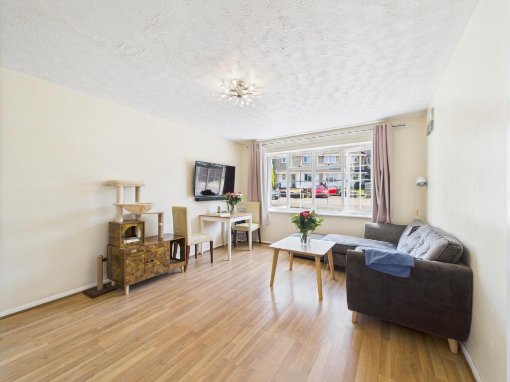 CAM02023G0-PR0156-STILL028