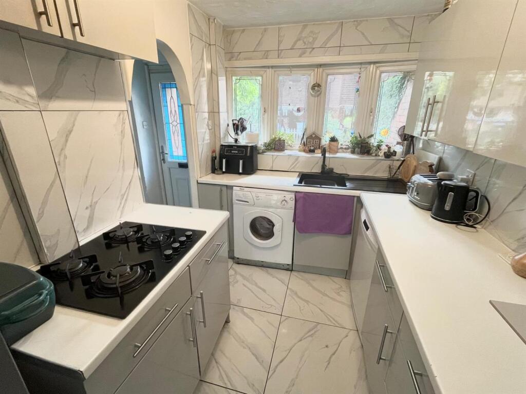 Kitchen 2.jpeg