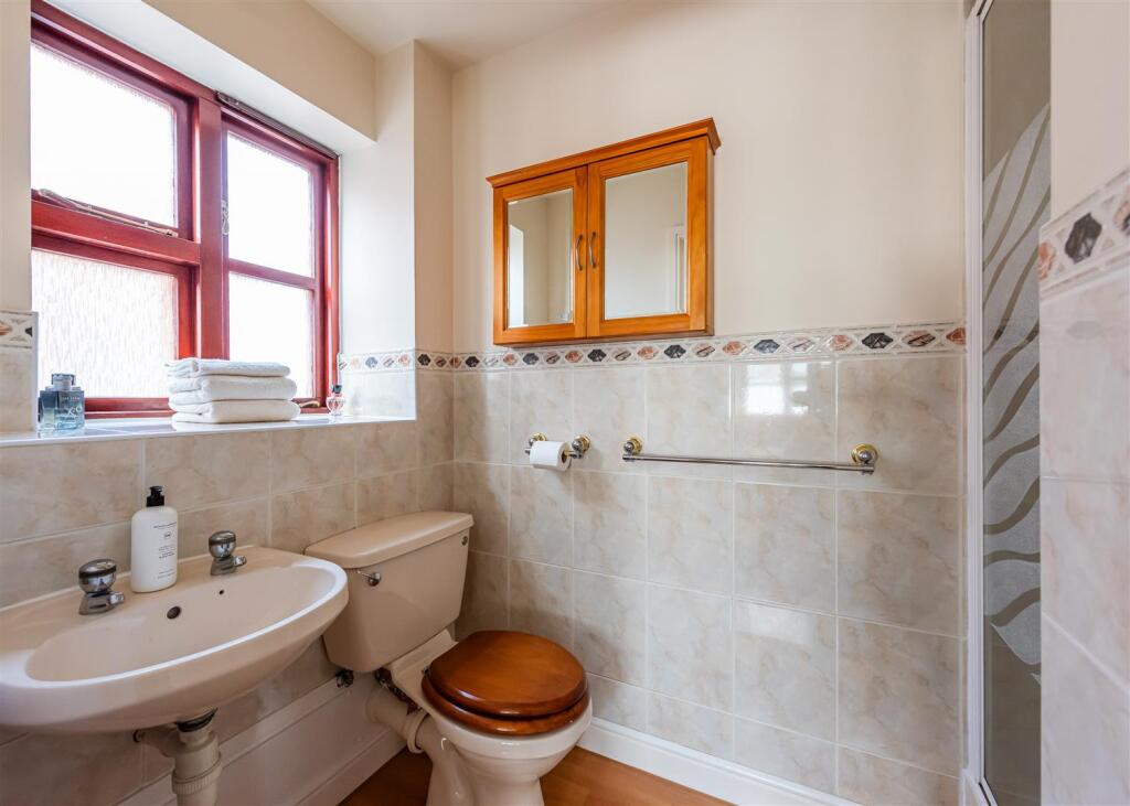 57 Penleigh Gardens-Bathroom2.jpg