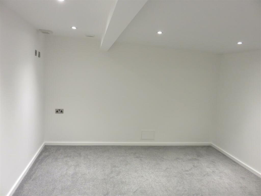 basement room..JPG
