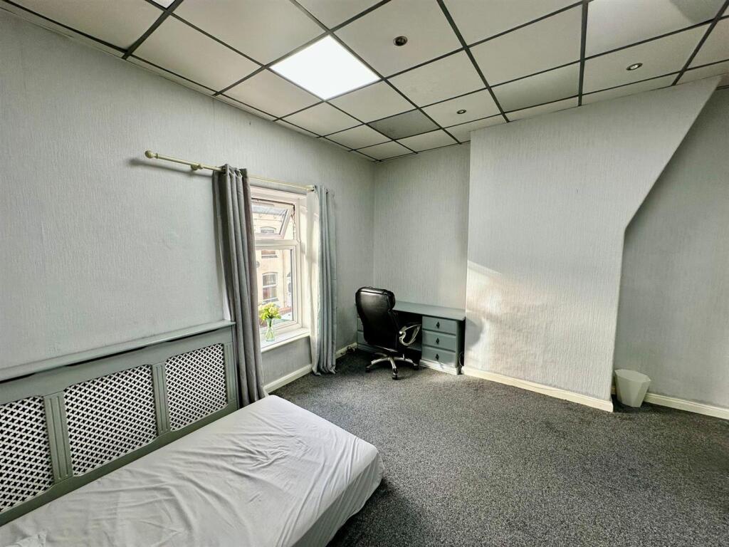 WhatsApp Image 2025-11-13 at 16.40.22_39f59734.jpg