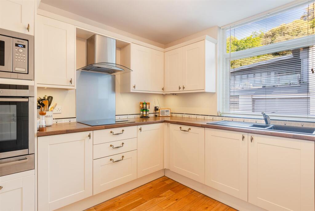 A16 - A Imperial Court, Flat D, Torquay - 250514.j