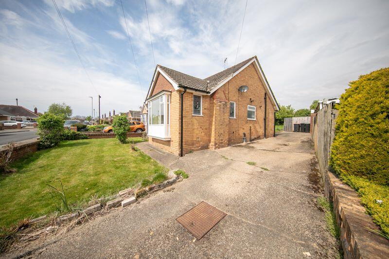 Front garden and driveway