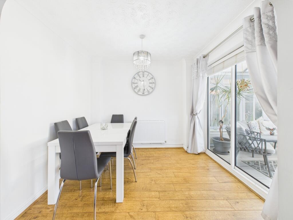 CAM05192G0-PR0013-STILL005[1]