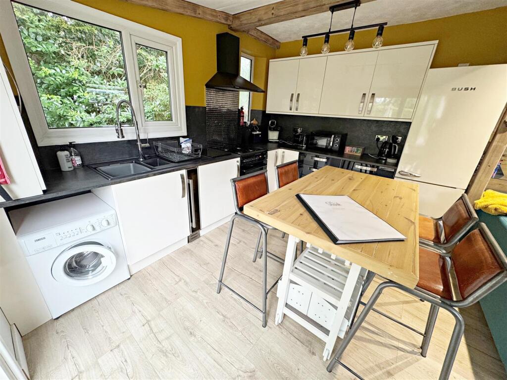 KITCHEN/DINING AREA