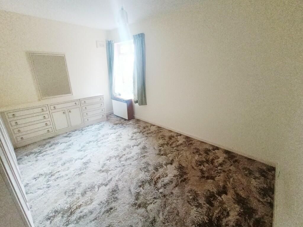 Middle bedroom