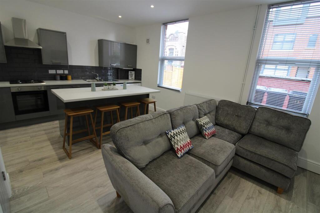 Lounge &amp; Kitchen