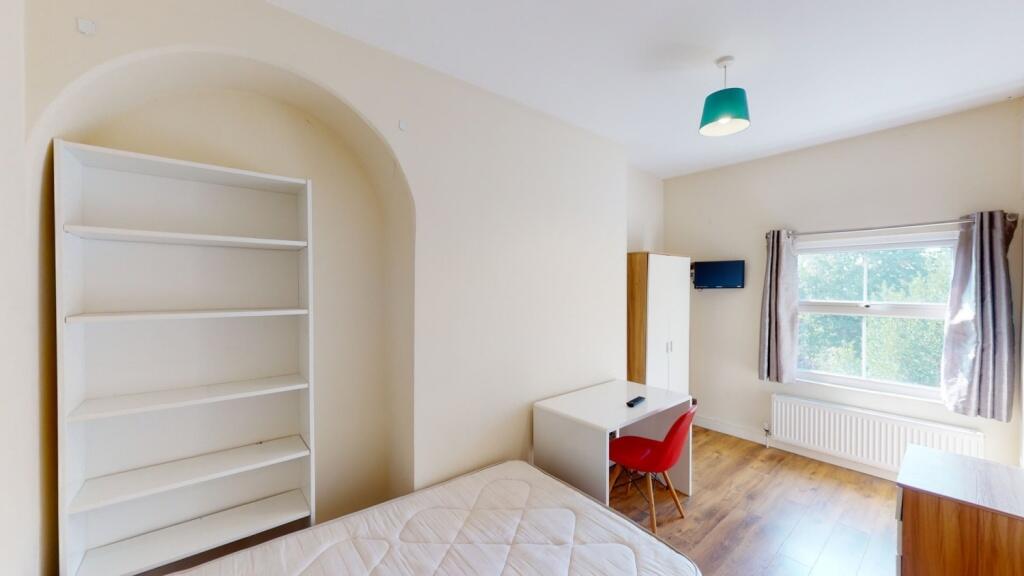 Bright and tidy single bedroom featuring a comf...
