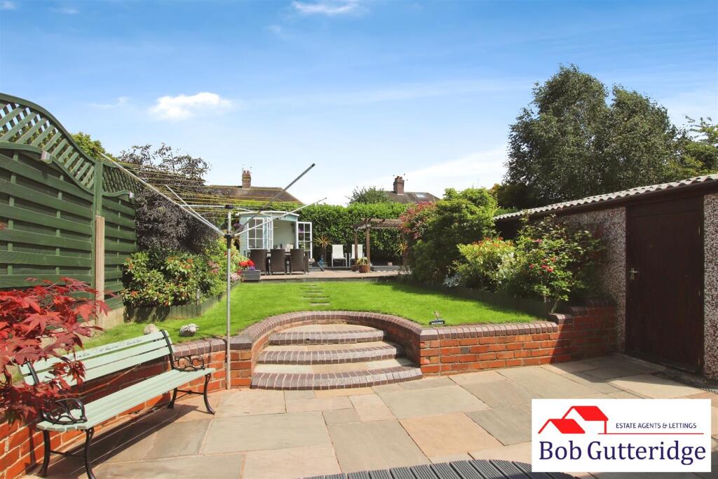 ENCLOSED REAR GARDEN
