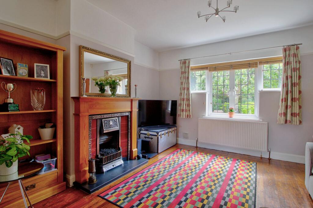 Character windows and picture rails