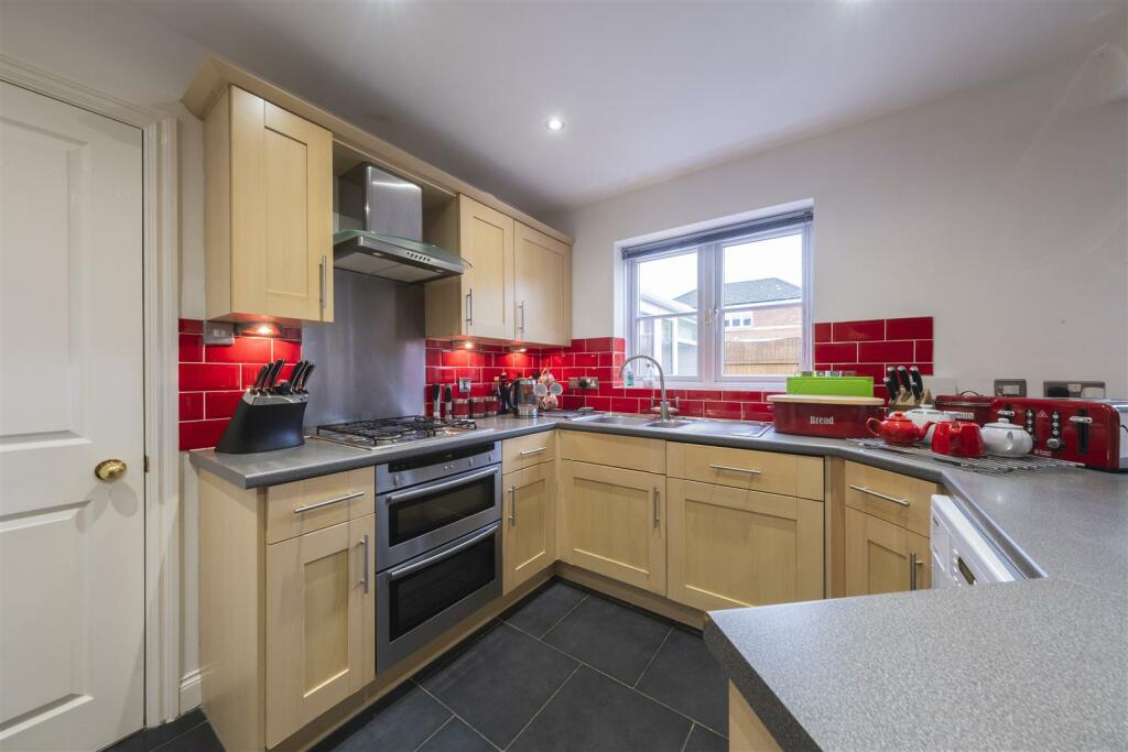 8 Crowmere Crescent-004.JPG