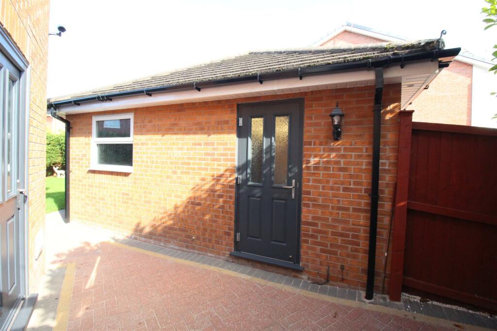 Lapwing Row,3, garage.JPG