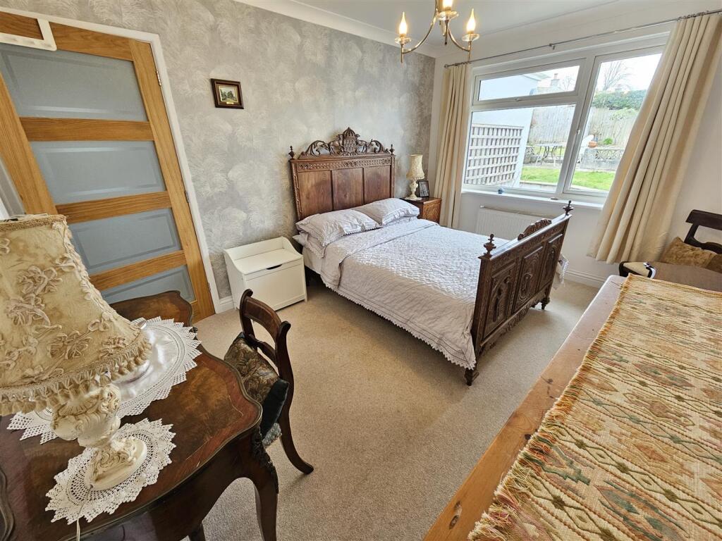 Bed 2.jpg