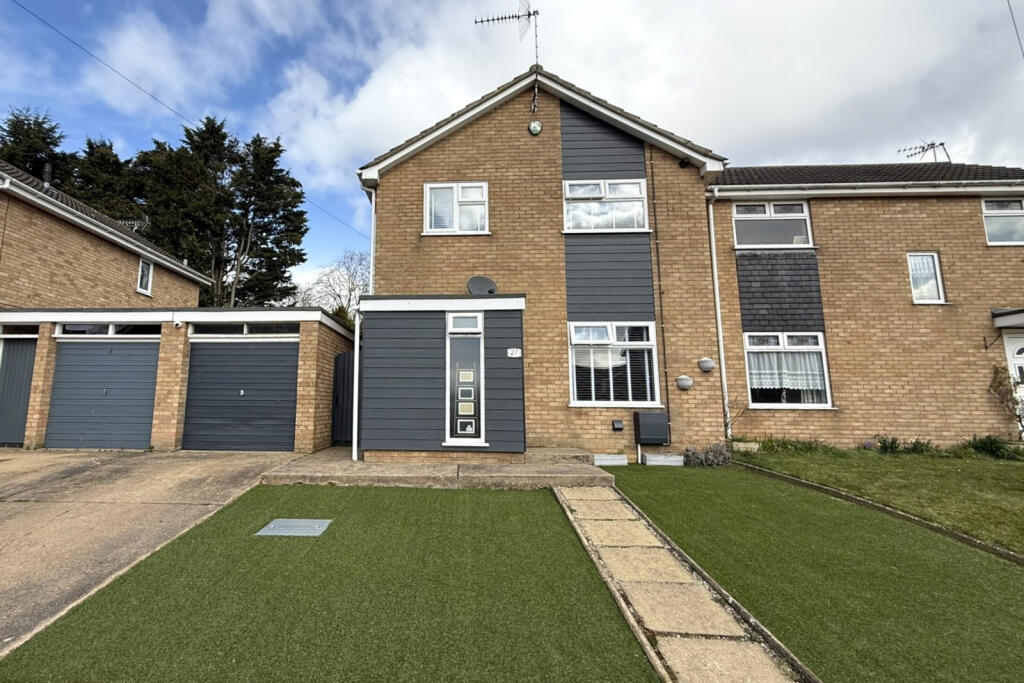 AN EXCELLENTLY PRESENTED HIGH TECH FAMILY HOME FO