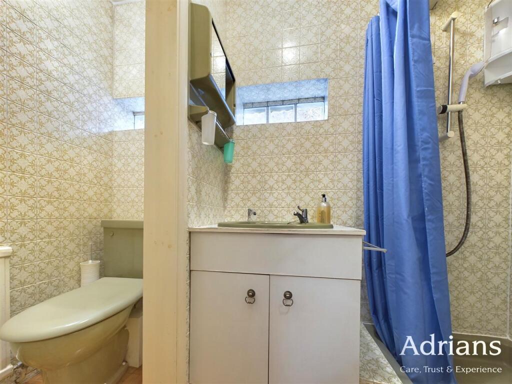 EN-SUITE SHOWER ROOM