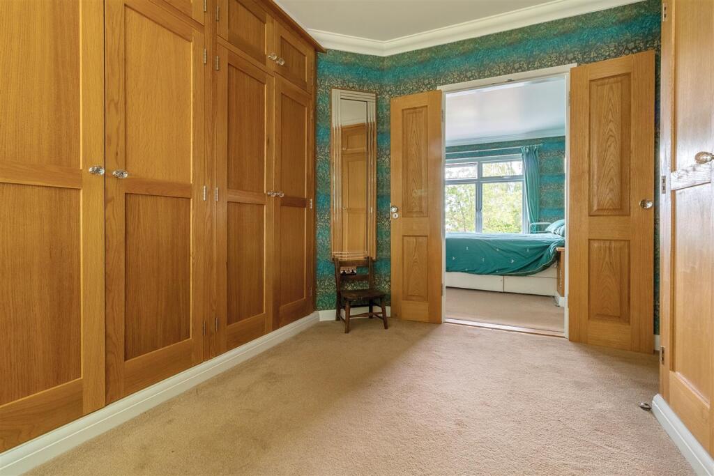 bedroom 4 / changing room