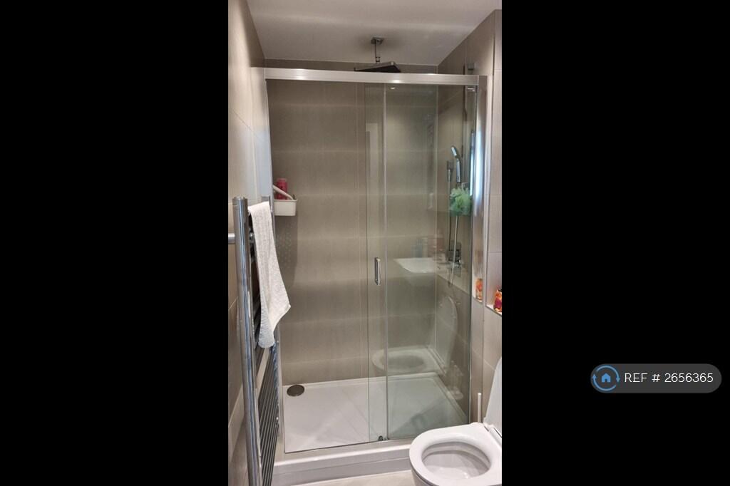 Ensuite Bathroom-2