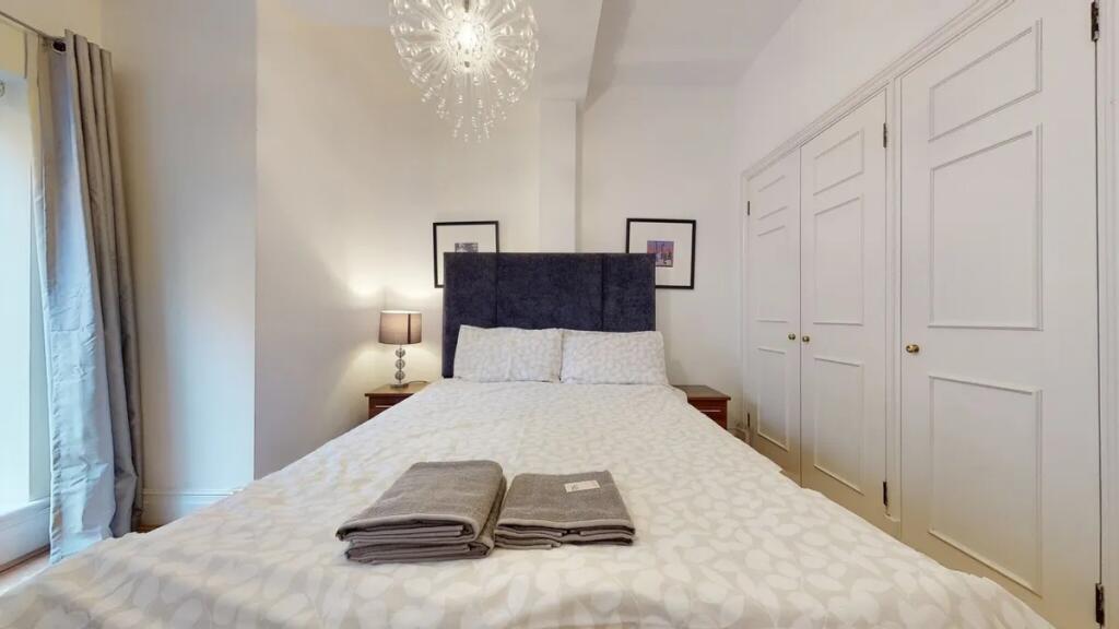 A well-kept double bedroom featuring a comforta...