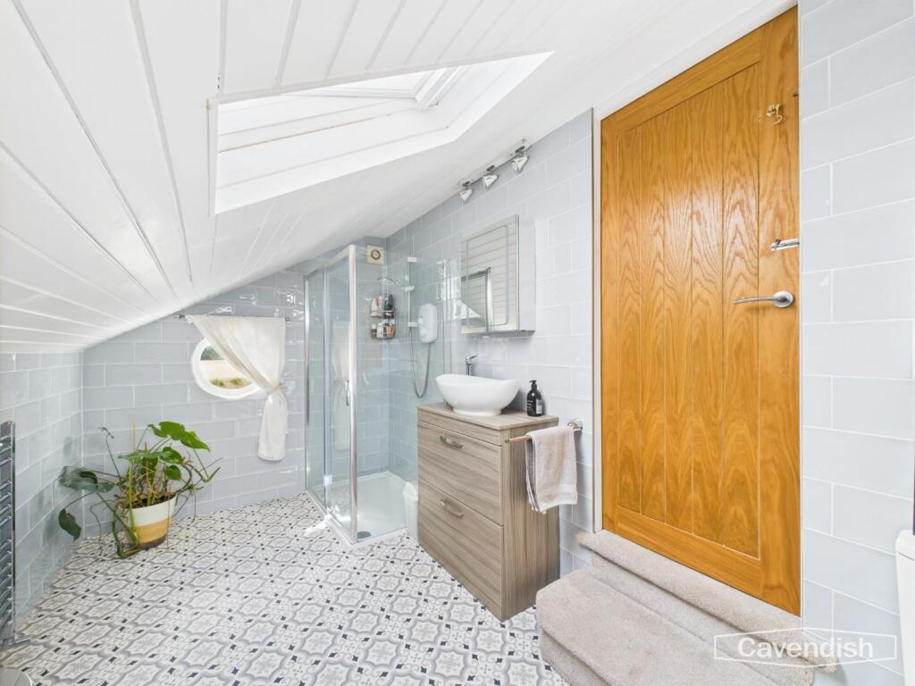 EN-SUITE SHOWER ROOM