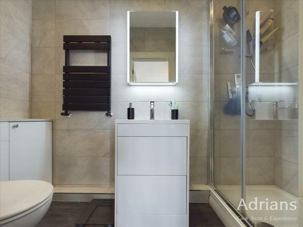 EN-SUITE SHOWER ROOM