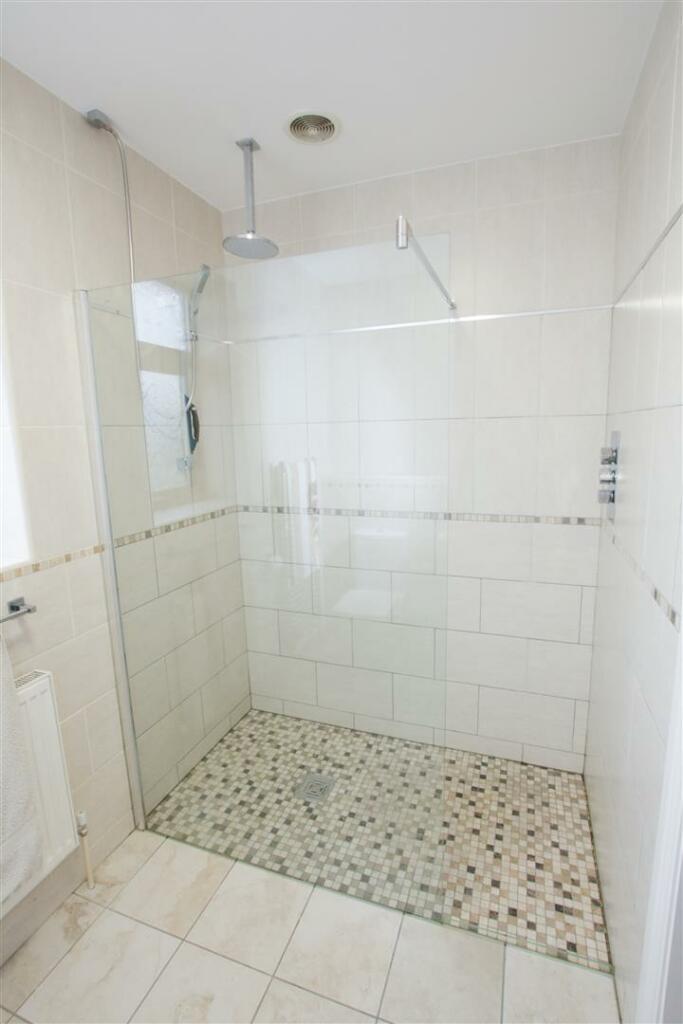 EN SUITE SHOWER ROOM