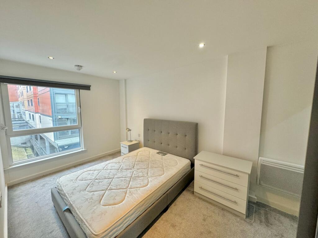 Bedroom (larger)