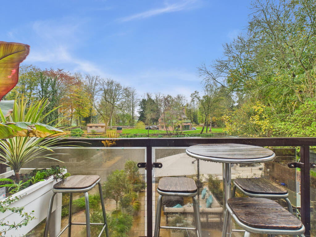 CAM01984G0-PR0529-STILL011