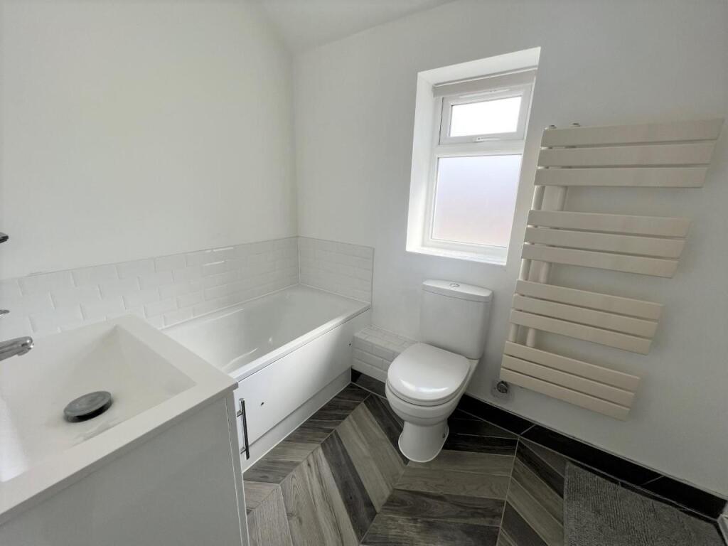 FAMILY BATHROOM (2)