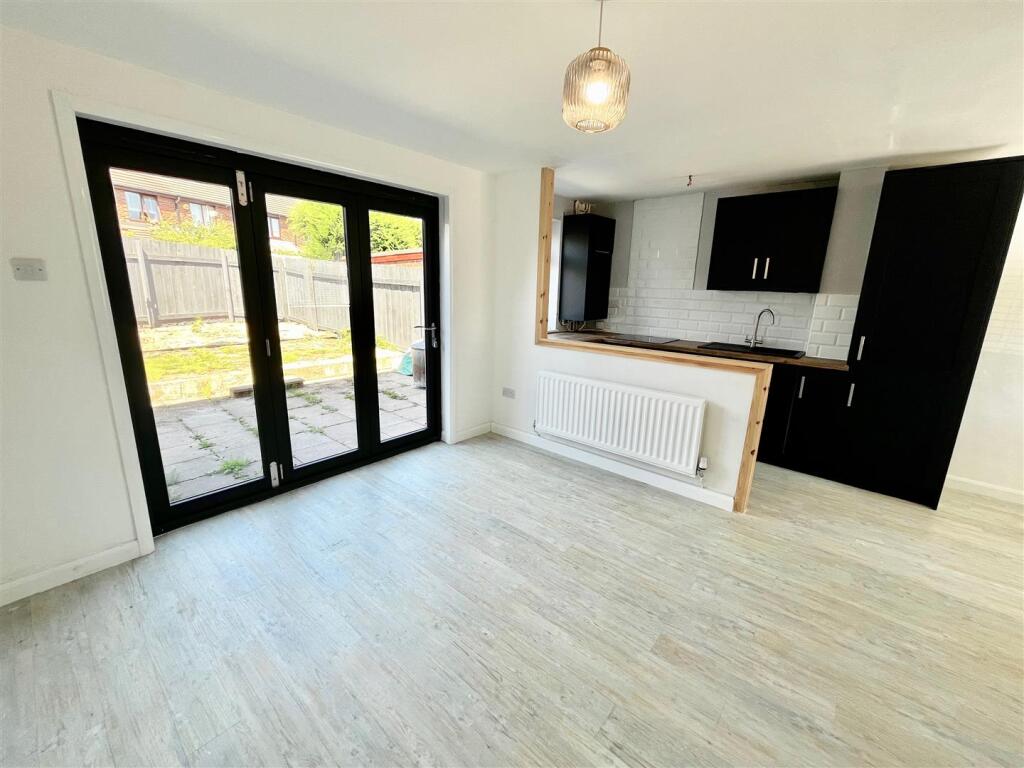 LOUNGE/KITCHEN