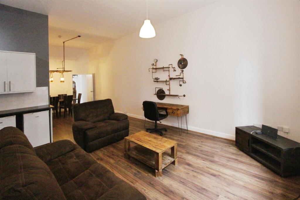 df5ae6d4-Lounge 201.JPG