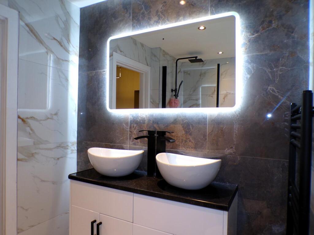MasseyAve19bath3.JPG
