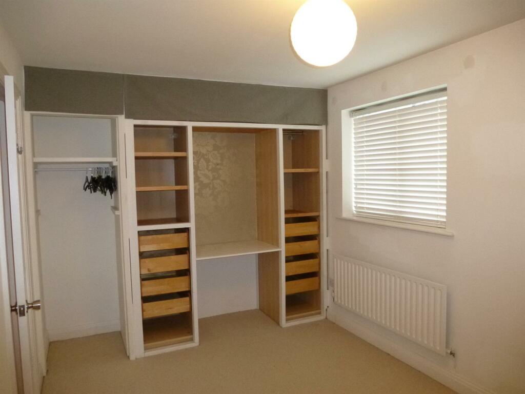 29 Mill Close bed 1 wardrobes.jpg