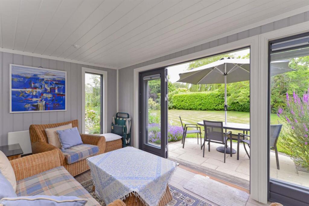 10 Woodway, Guildford (19)-1920.jpg