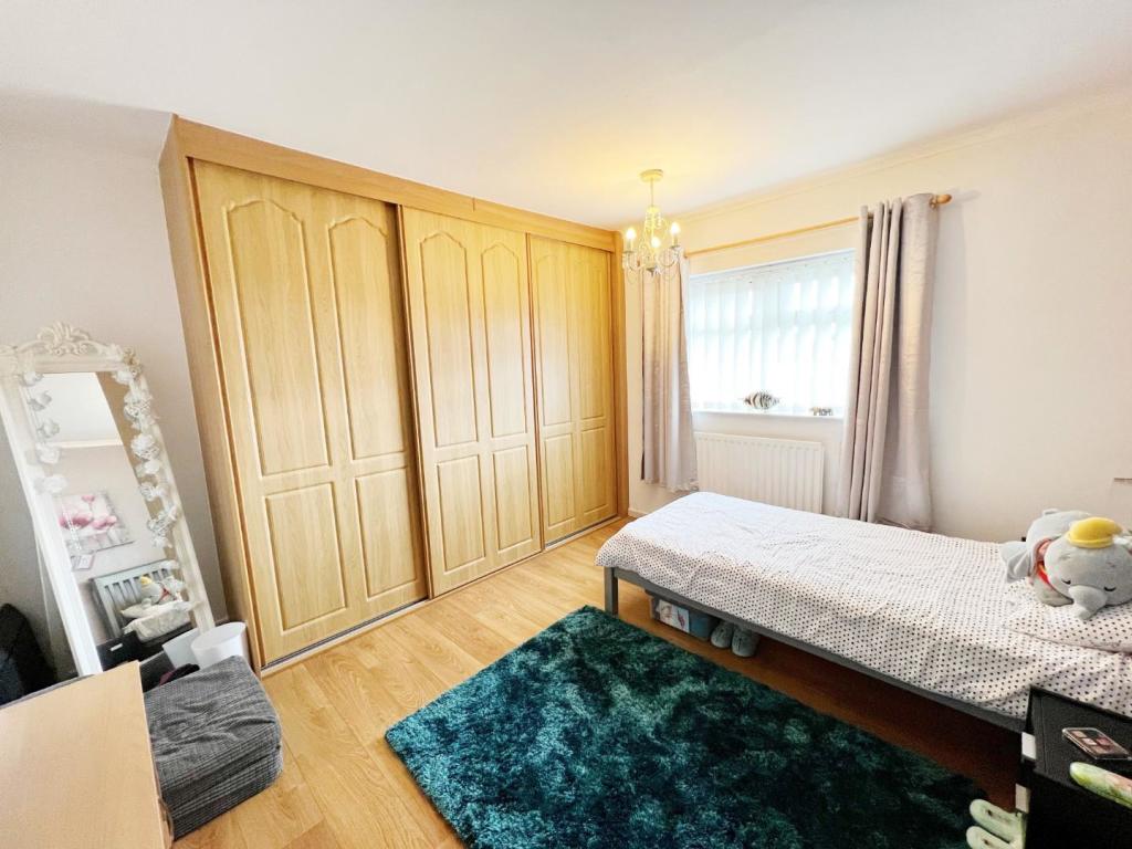 Bedroom 1 pic 1.jpg