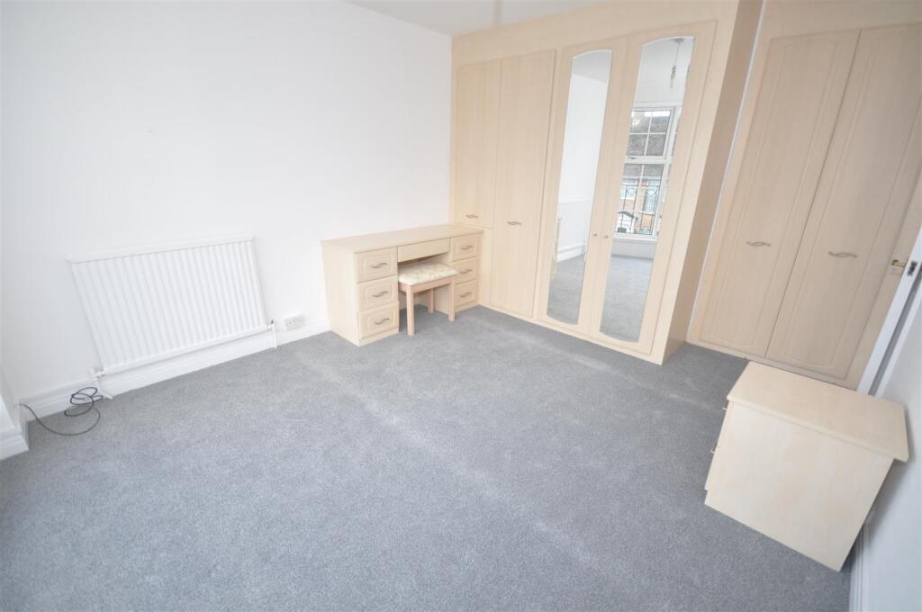 Main bedroom I.JPG
