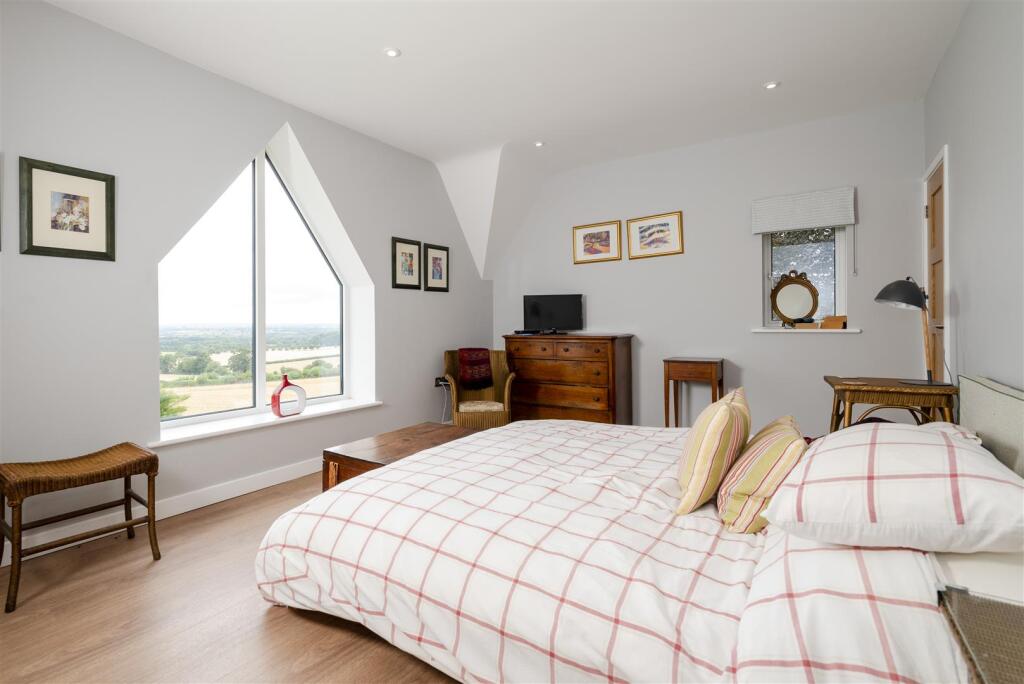 Bedroom 1.jpg