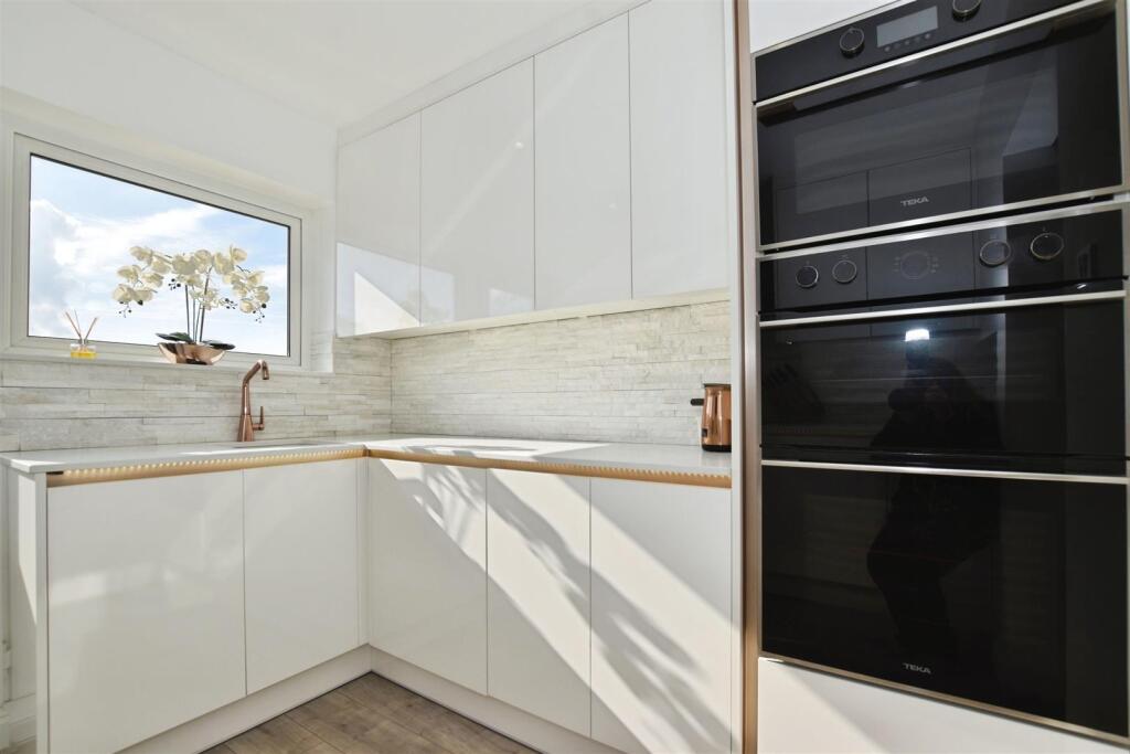 7b1e544c-kitchen 20close.JPG