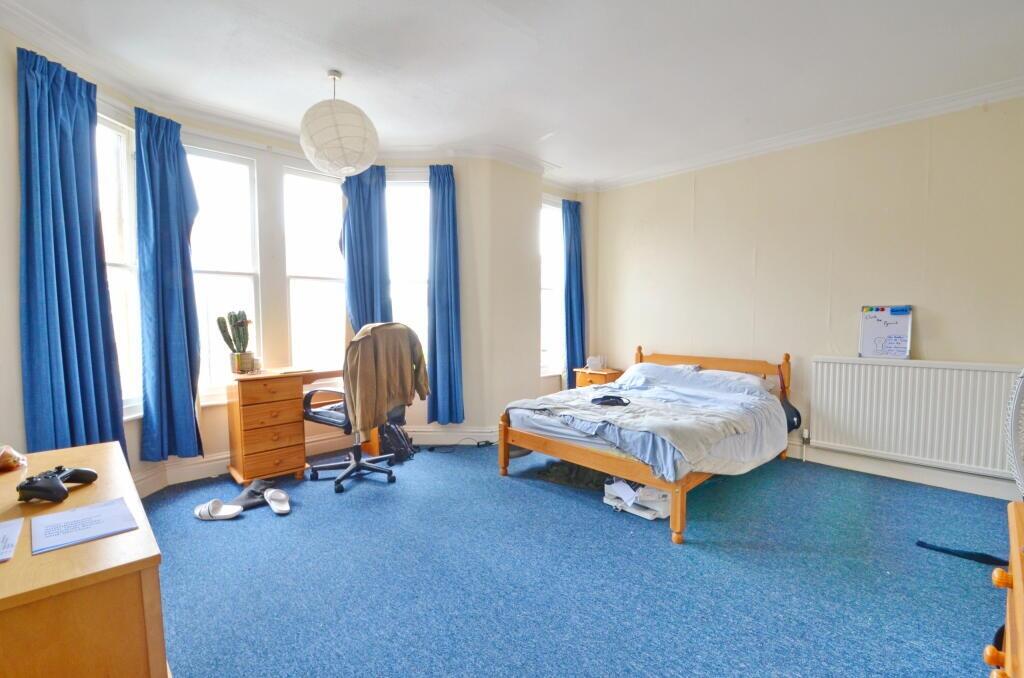 Bright and spacious double bedroom featuring la...
