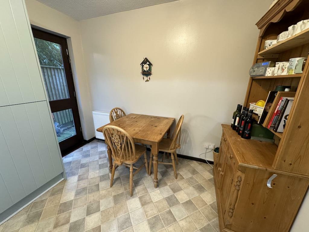 9 - Kitchen table.jpg