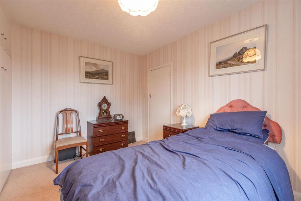 50 Petersham Avenue, Byfleet, KT14 7HY - 5.jpg