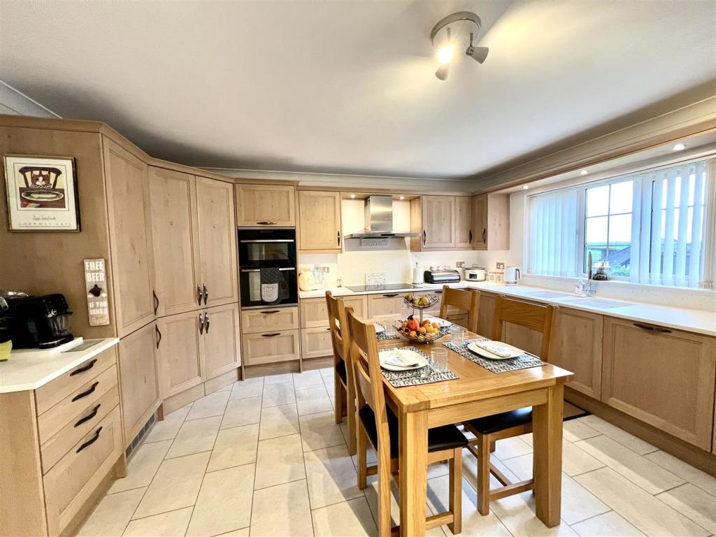 KITCHEN/BREAKFAST ROOM