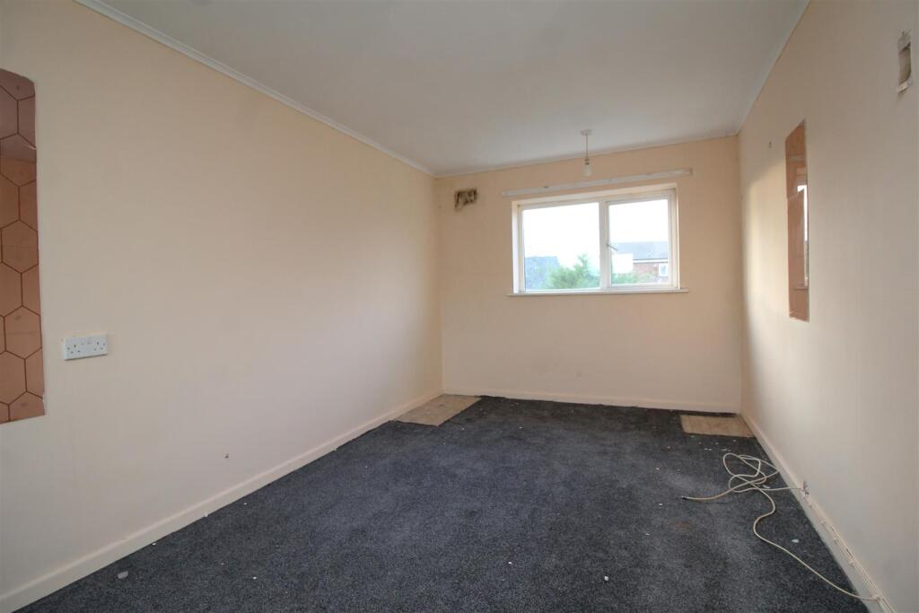 bedroom 1.JPG